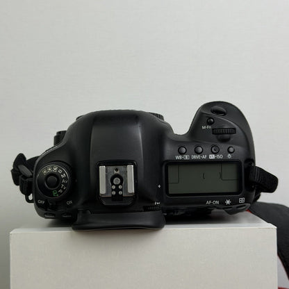 Canon EOS 5D Mark IV DSLR camera with extras – photo 9