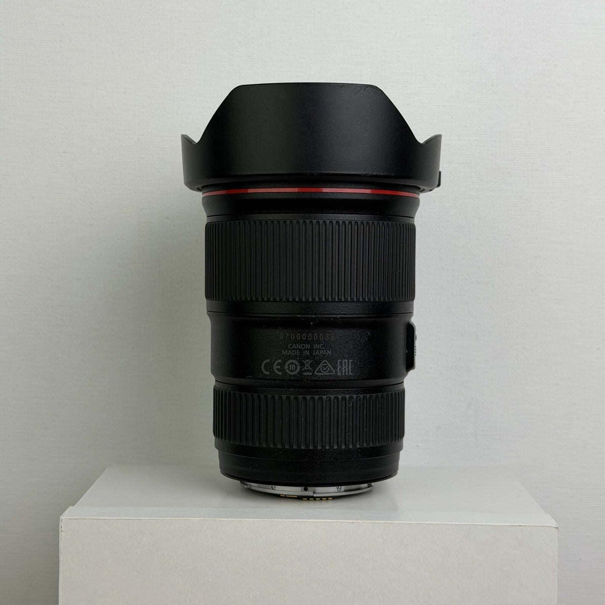 Canon EF 16-35mm F4 L IS USM AF Zoom Lens with EW-82 Hood