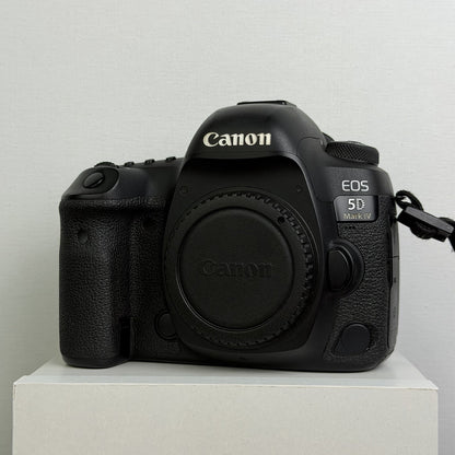 Canon EOS 5D Mark IV DSLR camera with extras – photo 3